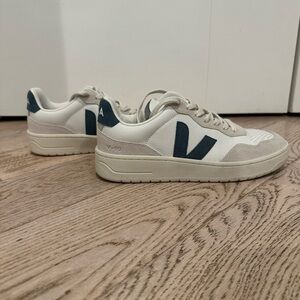 Veja V-90 women’s casual sneaker size 9
